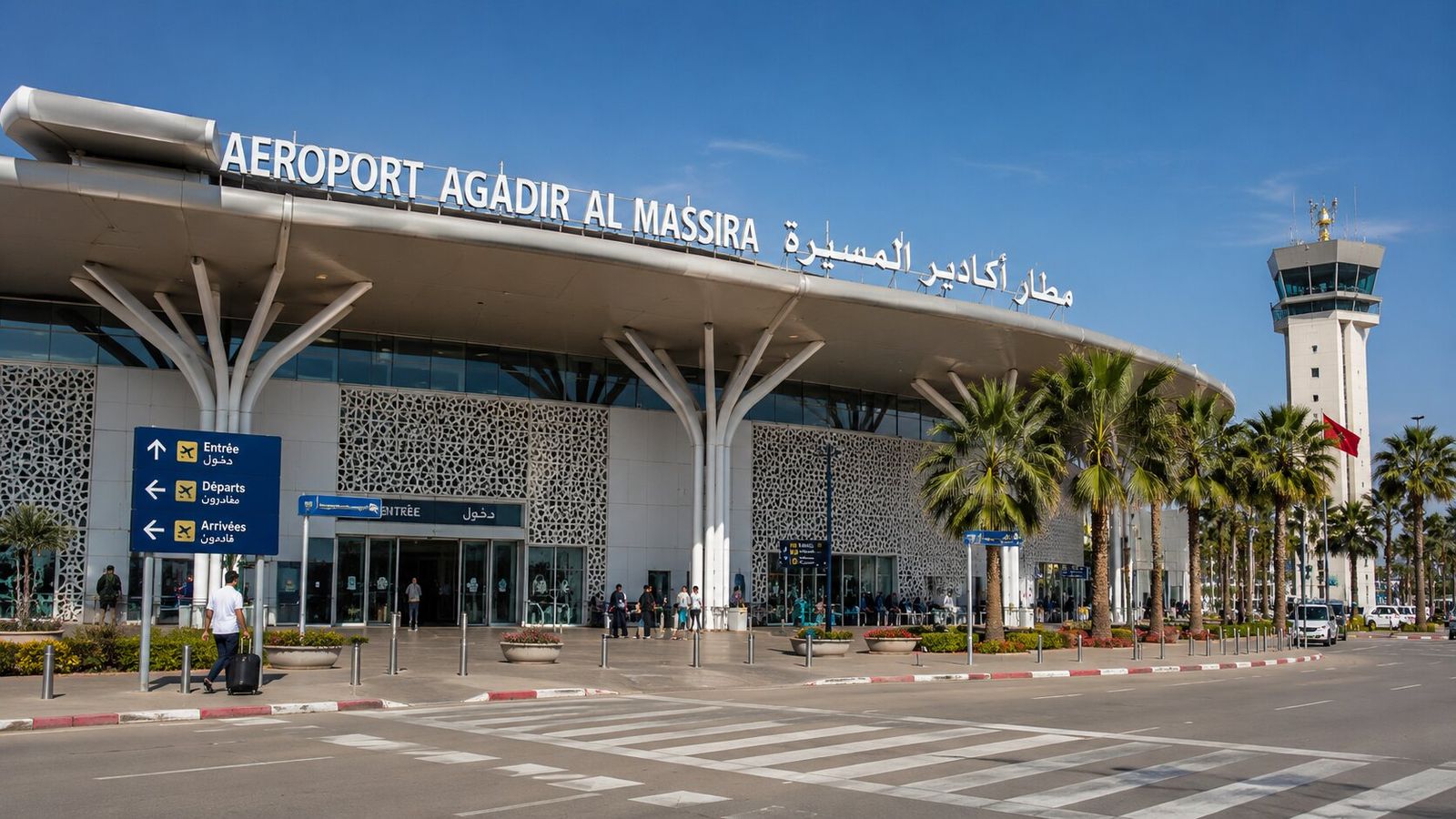 مبنى مطار أكادير المسيرة وأشجار النخيل