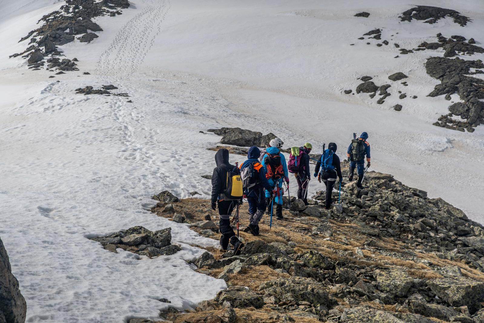 Senderistas cruzando la nieve camino del Toubkal en invierno